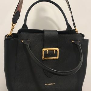 Burberry new bag never used. Selling it for $950